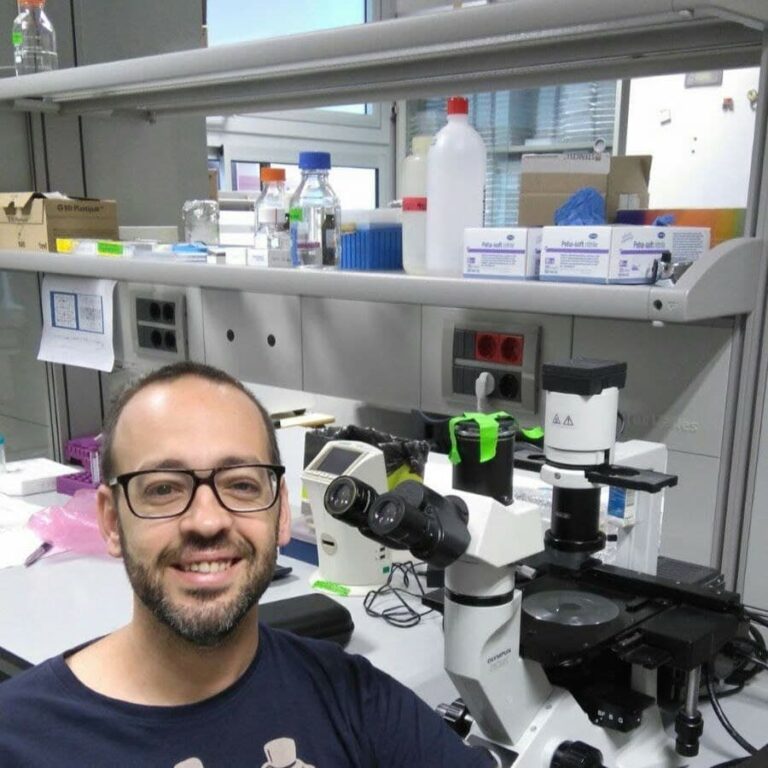 Moisés junto a un microscopio óptico en el IUIBS-ULPGC.