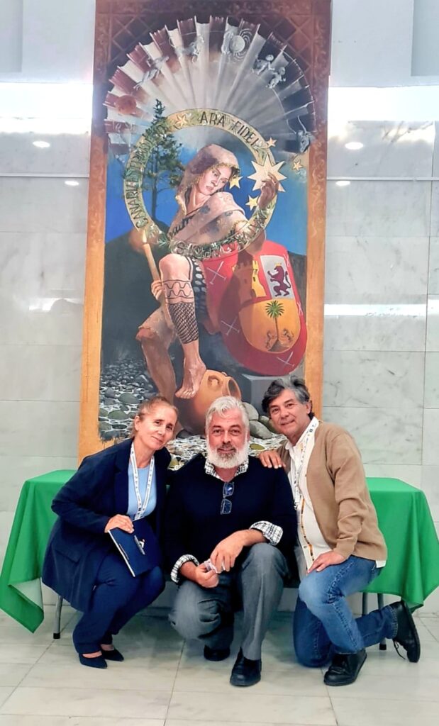 Momento del descubrimiento y cesión al Ilustre Ayuntamiento de Artenara de la obra pictórica "La dama de Acusa (Bodas de la lluvia y Artenara)" de Raúl Juan Mendoza Ramos