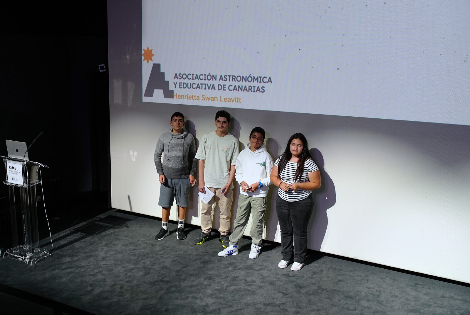 Alumnado del IES Guía presentando su trabajo sobre asteroides