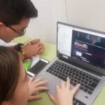 Alumnado midiendo la posición de un asteroide con el software IASC en clase
