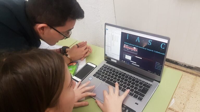 Alumnado midiendo la posición de un asteroide con el software IASC en clase