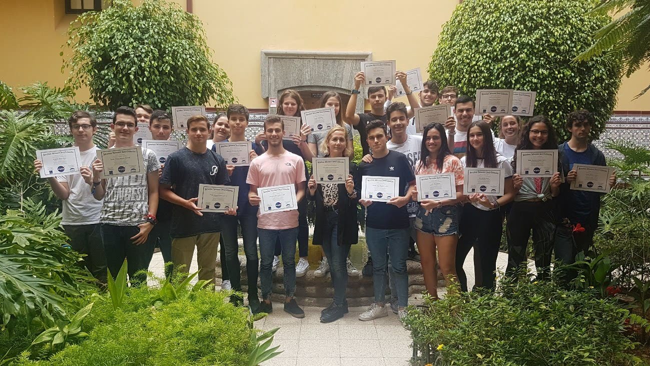 Estudiantes con sus diplomas de la NASA tras participar en la campaña de búsqueda