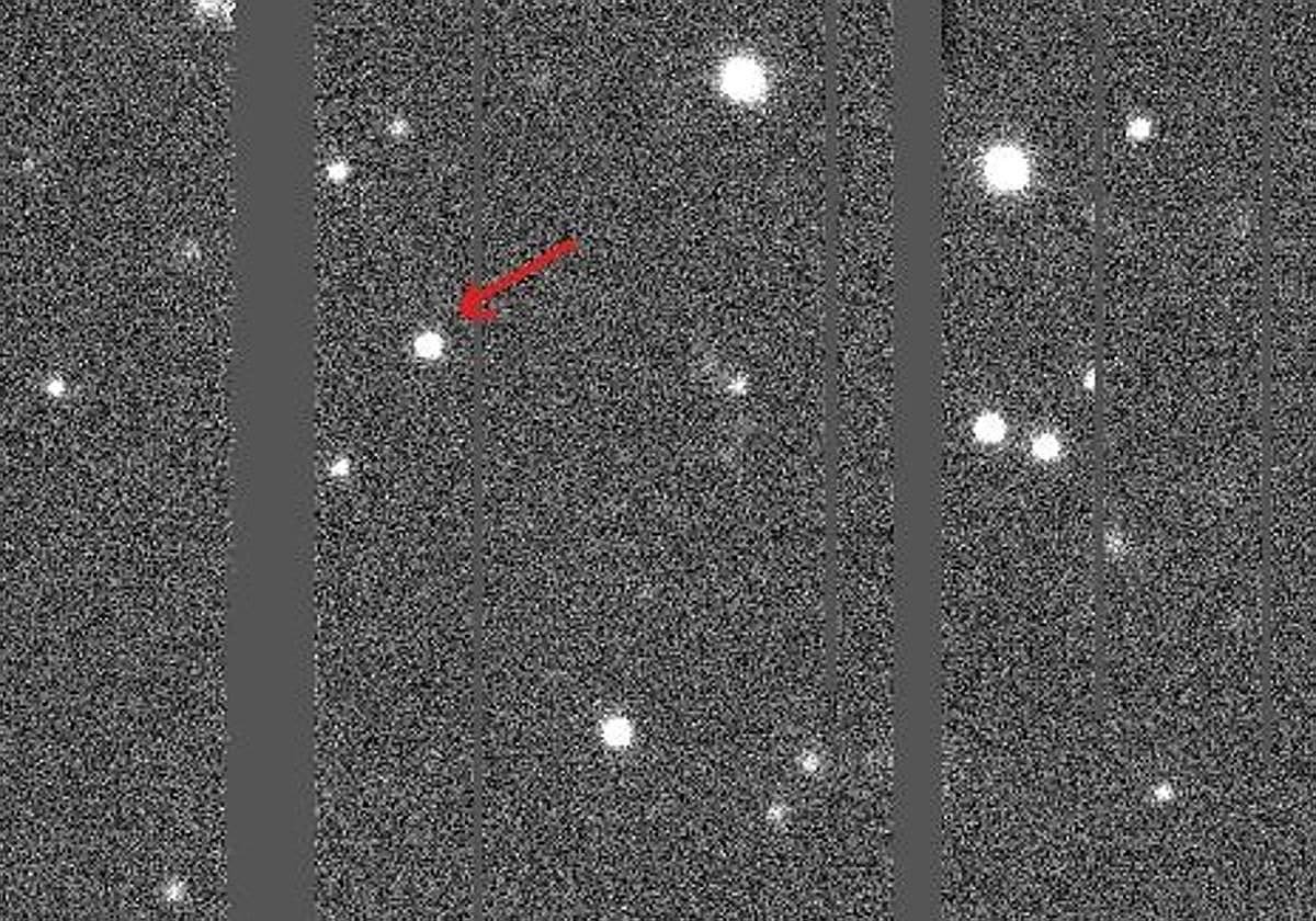 Recorte astronómico con una flecha señalando el asteroide P11SnU4 descubierto