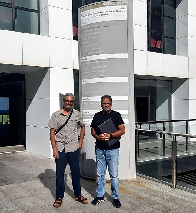 Carlos Lorenzo y Floro Robaina frente al Hospital Materno Infantil de Canarias
