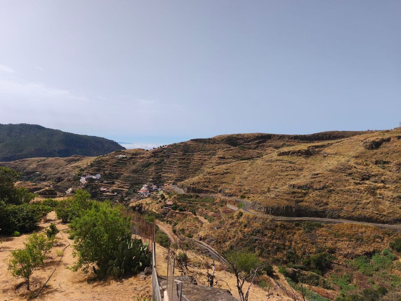 Vista panorámica del valle y el caserío de Juncalillo, Gáldar, entre montañas