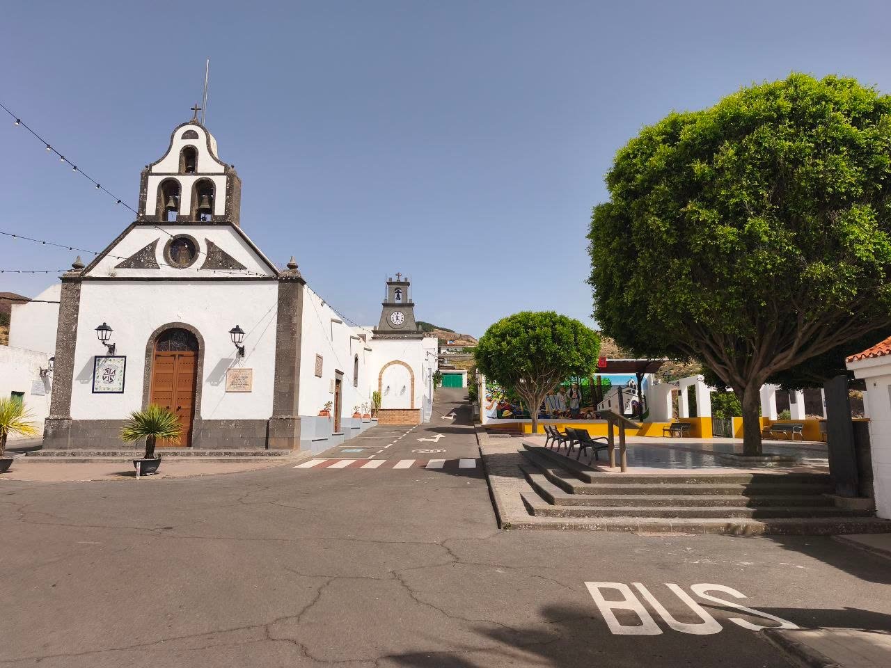 Plaza de Juncalillo con el Templo Parroquial de Santo Domingo de Guzmán a la izquierda