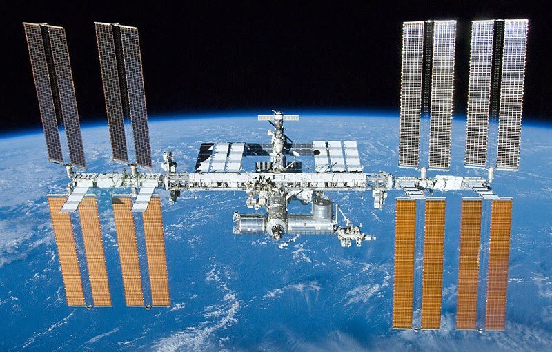 La ISS en órbita La Estación Espacial Internacional orbitando la Tierra, donde vuelan los ordenadores Astro Pi