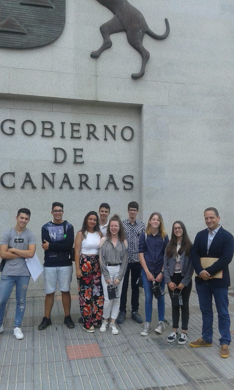 Equipo Canarias 1 en el Gobierno de Canarias Representantes del equipo Canarias 1 del IES El Calero en la sede del Gobierno de Canarias
