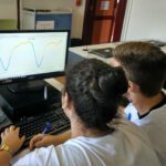 Alumnado analizando en el ordenador los datos del campo magnético terrestre medidos por la Raspberry Pi