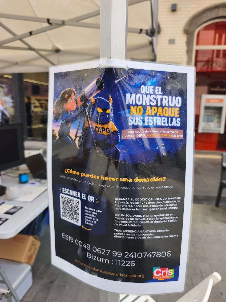 Cartel de la campaña «Que el monstruo no apague sus estrellas» contra el DIPG, con el código QR y el Bizum para donar