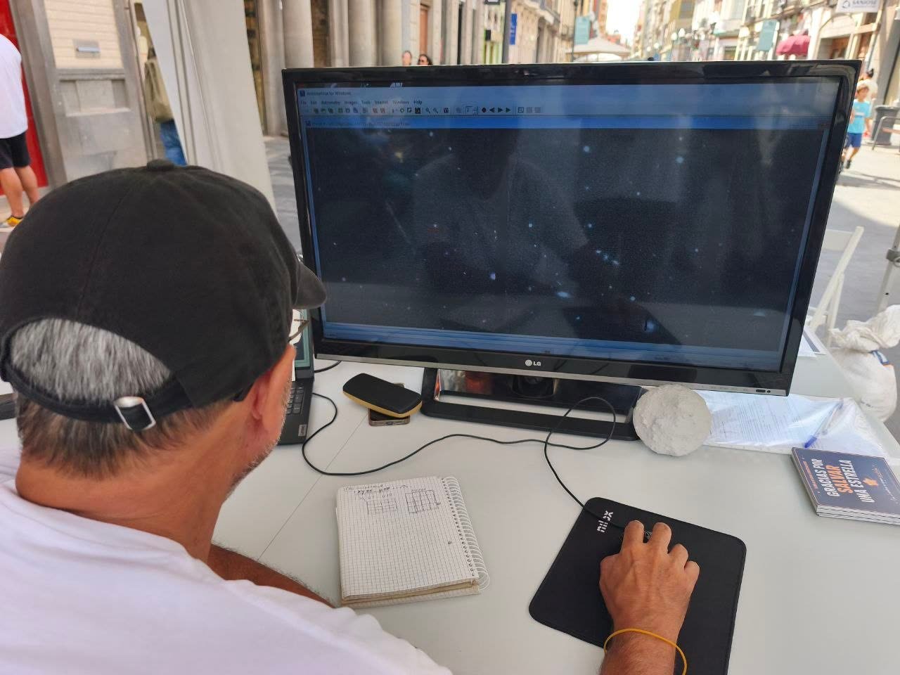 Un miembro de la AAEC prepara en el ordenador el campo de estrellas para la búsqueda de asteroides