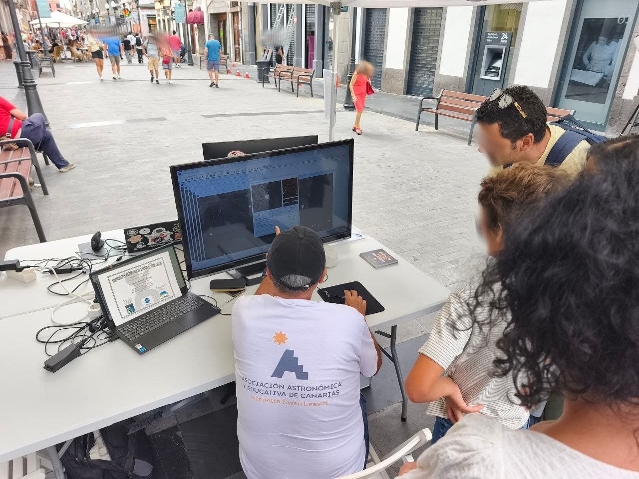 Una familia sigue en la pantalla la búsqueda de asteroides que hace un miembro de la AAEC
