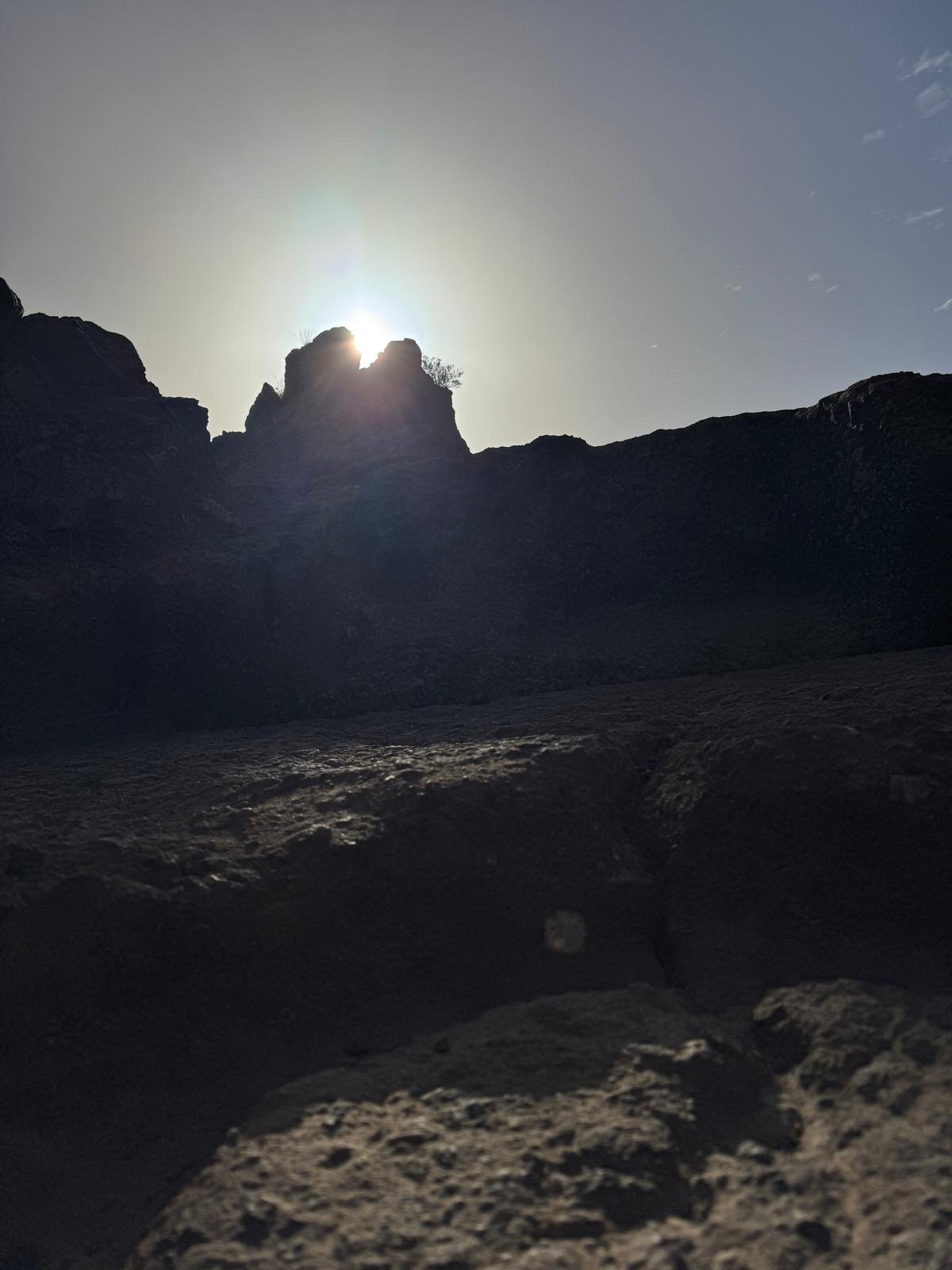 El Sol del equinoccio asoma por la muesca en V del promontorio y su luz cae sobre la roca tallada del almogarén del Bentayga