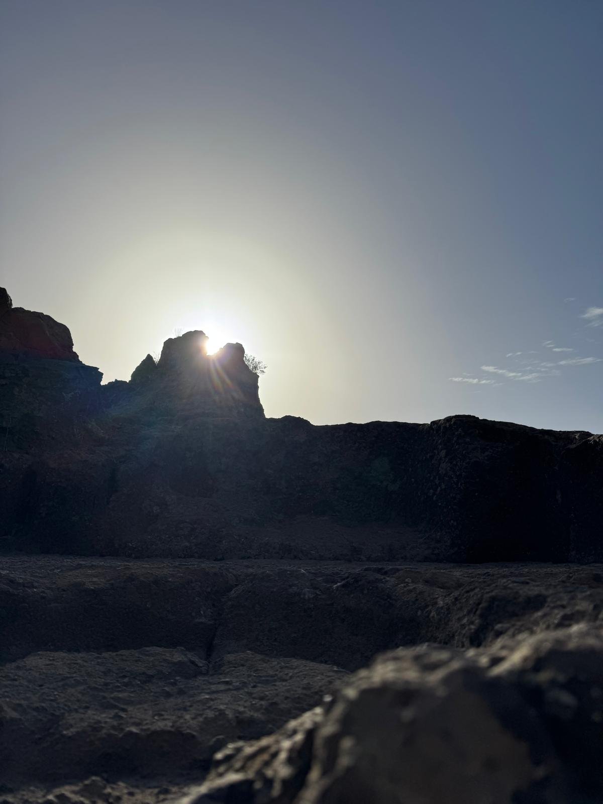 Contraluz del Sol encajado en la muesca del promontorio, visto desde la cazoleta del almogarén el 23 de septiembre de 2026