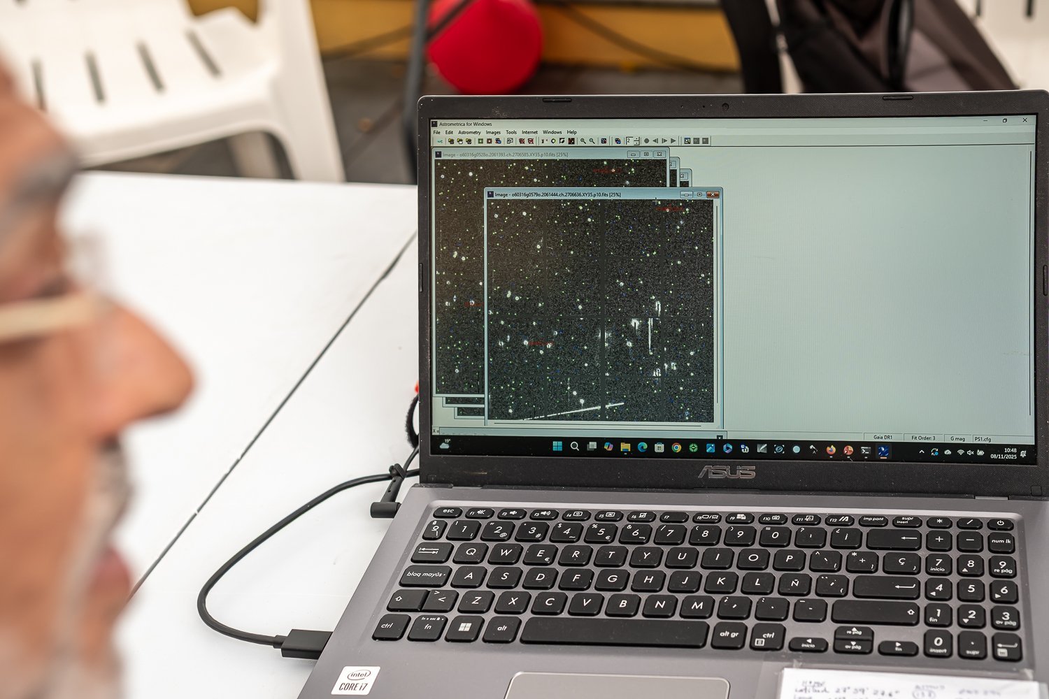 Pantalla de portátil con un campo de estrellas durante el taller de búsqueda de asteroides de Juntas Avanzamos 2025